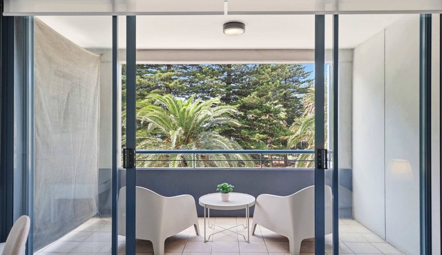 MetaWiseBnB Cronulla Beach Walk to Train & Shops 3