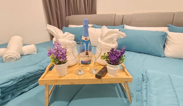 Mid Valley Southkey Spacious Family-sized Condo with Bathtub & Straits View