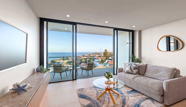 Modern 1-Bed with Tamarama Beach Views