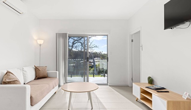 Modern 2 Bed Apartment - 6 Min walk to beach