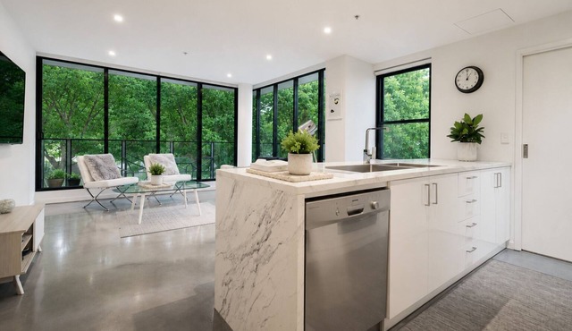 Modern Docklands by Ready Set Stay with parking, linen, gym, and pool in Docklands