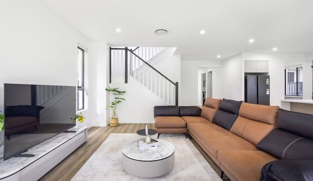 Modern Elegance: Spacious 5BR Retreat in Rochedale in Rochedale