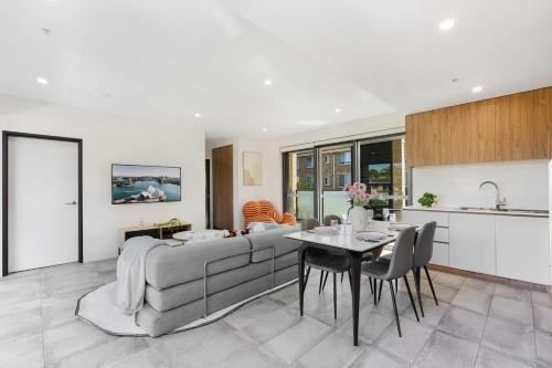 Modern Marrickville 2BR 5 Min Walk to Train