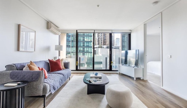 Modern Nomads Summit Southbank Sleek 2BR Resort Living with Gym and Pool