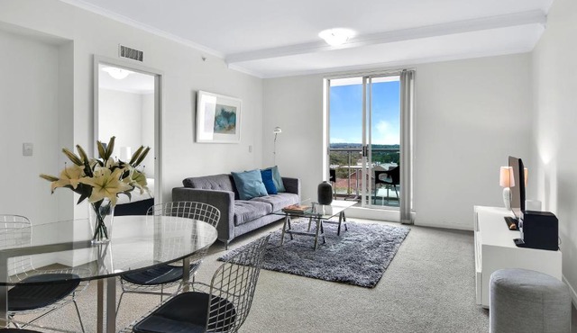 Modern spacious Chatswood Apartment H1016
