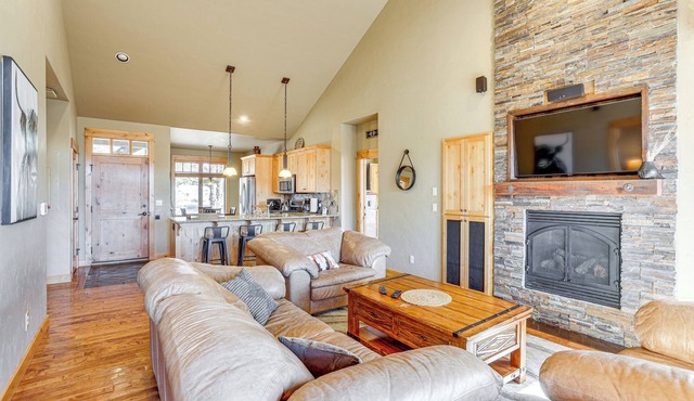 Mountain-View Cabin Near Trails in Powell Butte! in Powell Butte