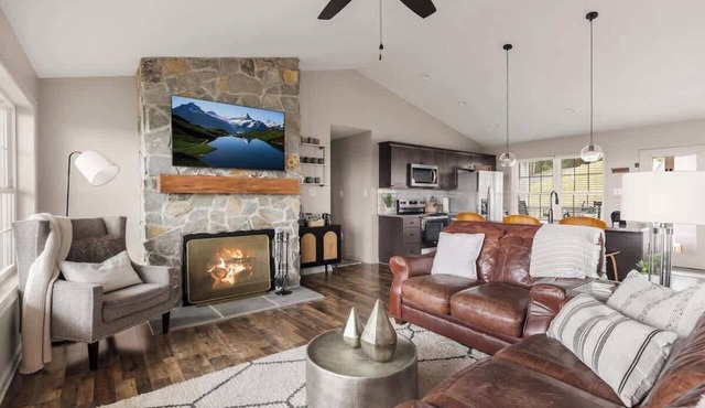Mountain View Cottage with Hot Tub and River Views in Front Royal