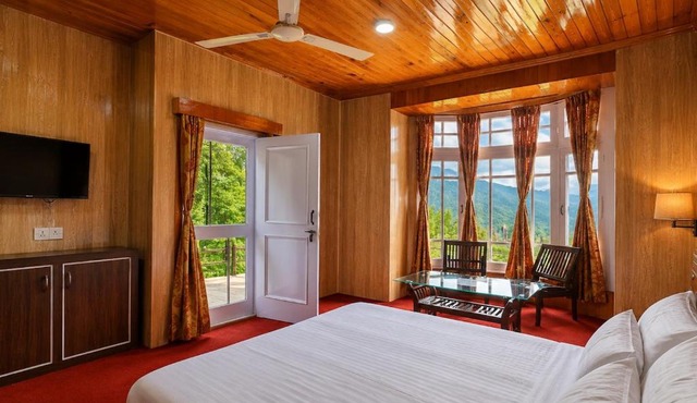 Mountain View Room w Balcony Cozy Stay in Kud