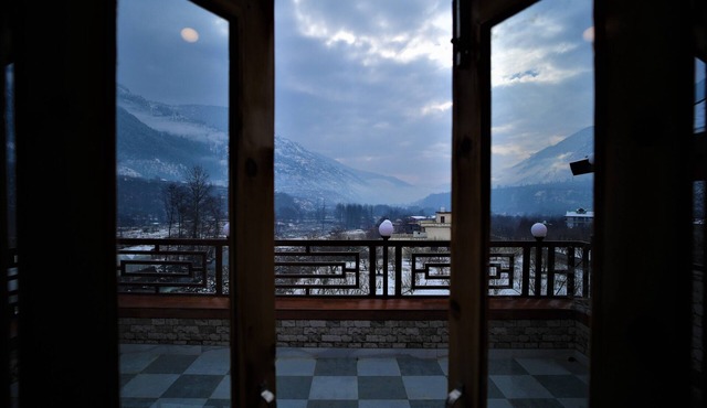 Mountainshack Riverside Stay & Cafe