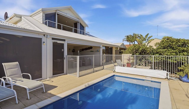 Murray River family retreat with private pool, kayaks, paddleboards and reserve views in South Yunderup