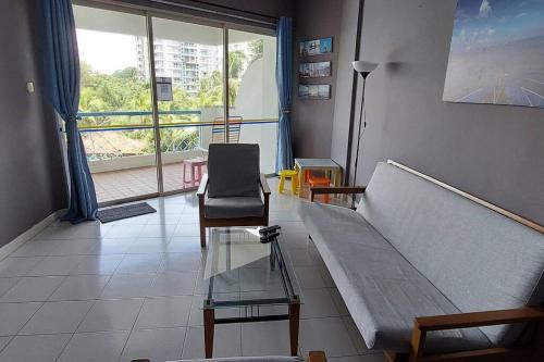 Nat's Seri Bulan beach, pool home @teluk kemang