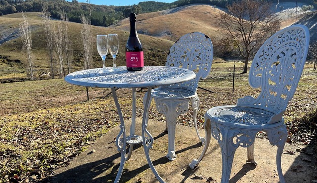 Native Valley Cottage is a peaceful, tranquil hideaway in the Tumbarumba area.