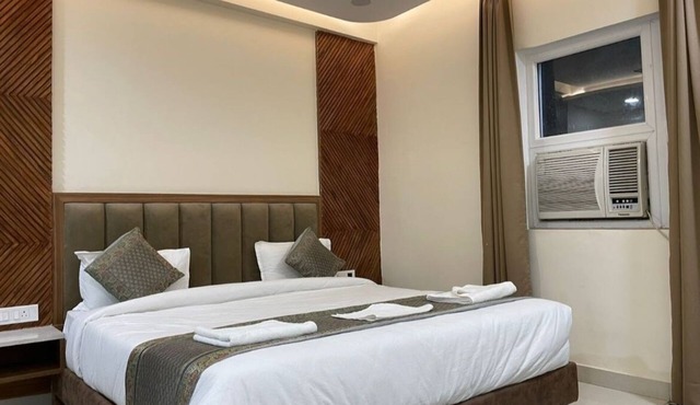 Near Kashi Vishwanath temple Charming 9-bedroom hotel with AC, WiFi Varanasi