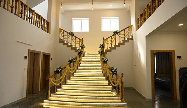 Neer By Monarch Stays.