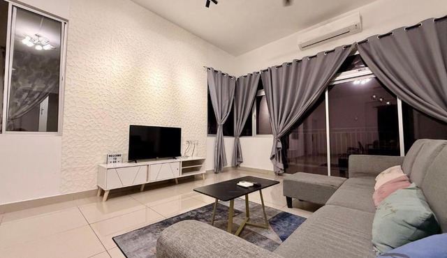 New Cozy 3BR 4Bath Spacious Centra Residences at Dato ONN With Pool Gym Balcony