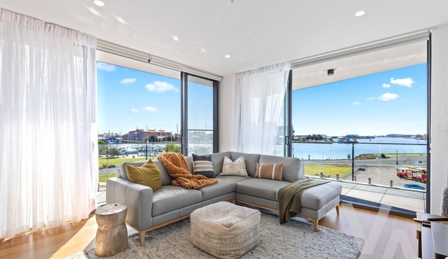 Newcastle Harbour, 2-Apartments 4-Bed 4-Bath 2-Car