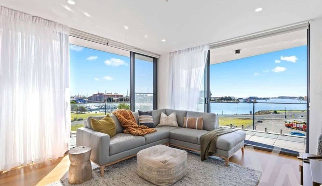 Newcastle Harbour, 2-Bed, 2-Bath, Free Parking