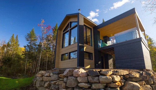 NORR/Micro-Chalet/Mountain View with Hot Tub in Quebec