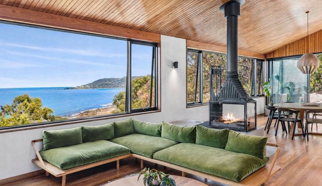 Ocean Winds Lorne - Spacious three-level coastal retreat in Lorne