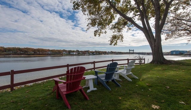 Oceanfront Home Great For Families! Near Amenities, Canal, & More! in Buzzards Bay
