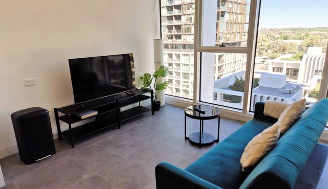 Olympic Park 1BR: Pool, Gym and Free Secure Parking