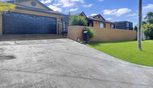 Our Haven: 4-Bed Escape Near Beach & Mogo Trails