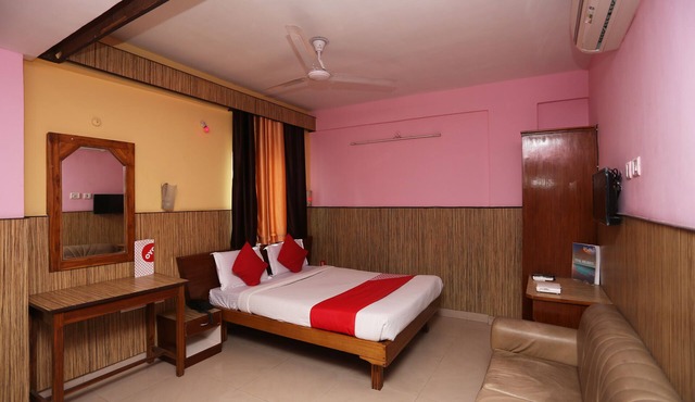 OYO 10685 Hotel Centre Point