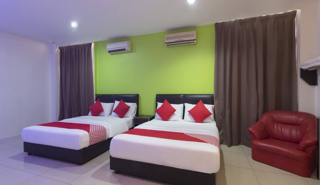 OYO 44072 Mines Cempaka Hotel