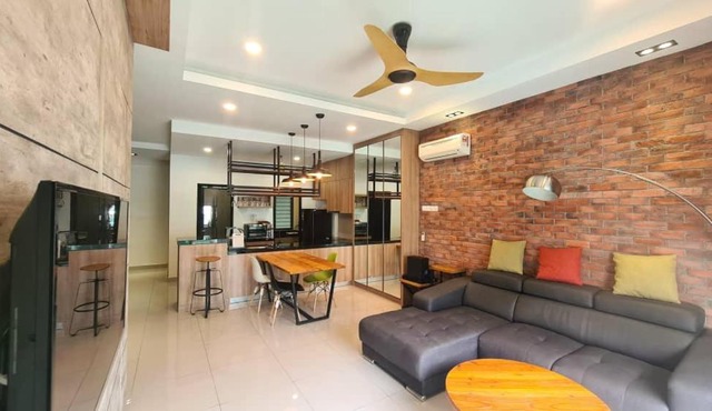 Palazio Mount Austin Modern Stylish 3 bedrooms balcony pool view high floor by GDRAGON HomeStay