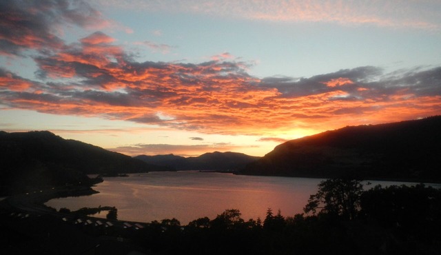 Panoramic Gorge View Pet Friendly Home with Hot Tub and optional Guest House in Mosier