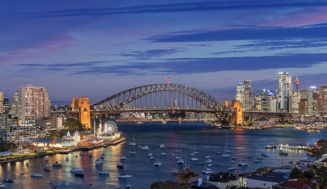 Panoramic Sydney Harbour Views from Luxury 1-Bedroom Apartment with Balcony