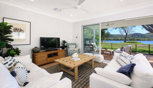Panoramic Water Views, 4-Bed Patonga Retreat