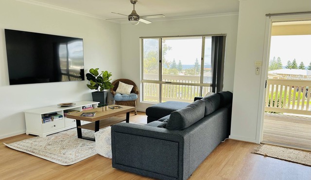 Peaceful and spacious, ocean views, mins from beach. Family and pet friendly! in Moana