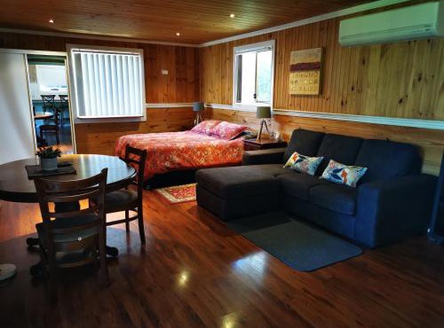 Peaceful cabin in a rural setting 2km from CBD