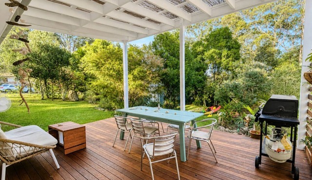 Peaceful Coastal Getaway - Fire Pit, BBQ & Gardens in Smiths Lake