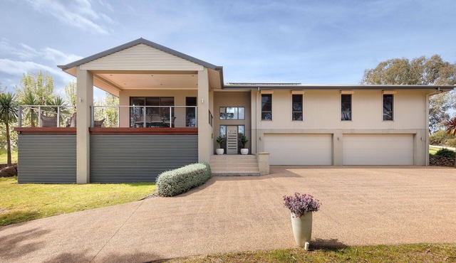 Peregrine Pool Paradise - Outstanding four bedroom family home with pool!