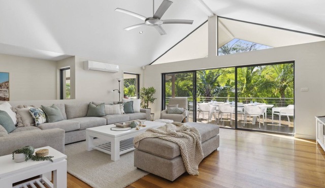 Pet Friendly, Pool, Beachside BBQ Heaven, Sleeps 8-10
