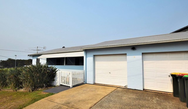 Pet friendly two Bedroom house, located close the the beach and main street!