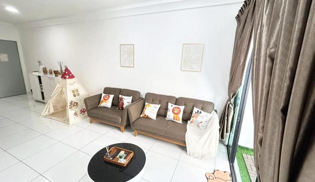 PLATINO Latest Pool View Family 3 BR Suite, Next to Paradigm Mall's new Theme park, Escape JB