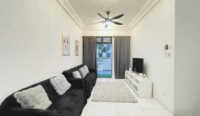 PLATINO SERVICE APARTMENT, 2BR Family Suite, Next to Paradigm mall JB with Big Patio & Pool Access,
