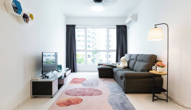 Pool View 3BR* Walk to SHOPS EAT * AC & Wi-Fi
