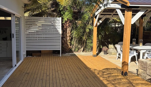 Private, clean & charming cottage, close to beaches, transport & restaurants.