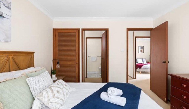 Private Ensuite Queen Room - Centrally Located at Milperra