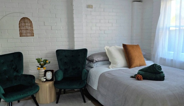 Private One-Bedroom Studio with Ensuite & Kitchenette – Near Hospital
