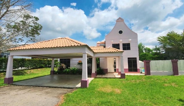 Private Villa With pool bbq sound system wifi snooker