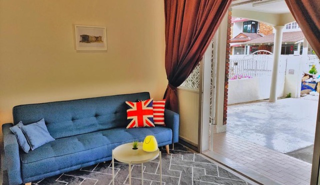 Queensbay Mall, Up to 5 Pax, 2 Bedrooms, 1 Bathroom, 1 Car Park by Star Home