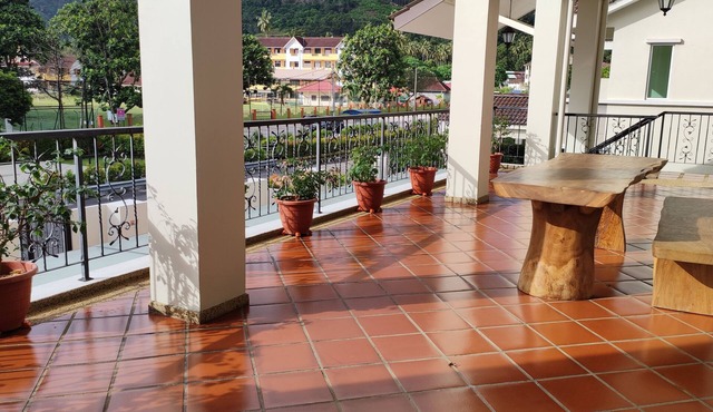 Retreat @Balik Pulau with private swimming pool and basketball court,up to 12pax