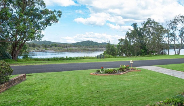 Retro 1BR riverfront apartment with backyard, BBQ, and easy access to water activities in Evans Head