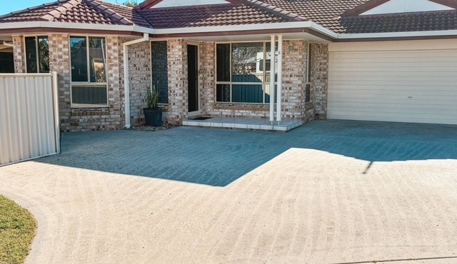 Retro pet-friendly cottage near beach, river & RSL with air-con, comfortable interiors in Evans Head