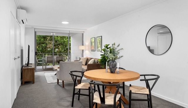 Riverfront 2-Bed with Balcony and Secure Parking in Milton